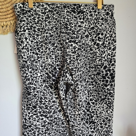 Anthropologie New The Margot Kick Flare Cropped Black Floral Pants Size Small - Picture 7 of 11
